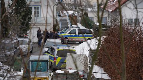 Polizeiwagen vor dem Haus der getöteten 58-Jährigen