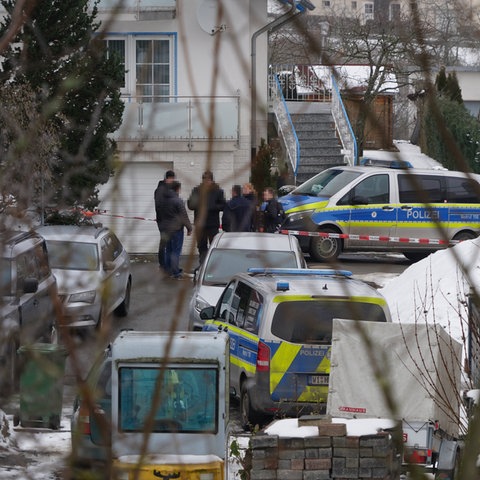 Polizeiwagen vor dem Haus der getöteten 58-Jährigen