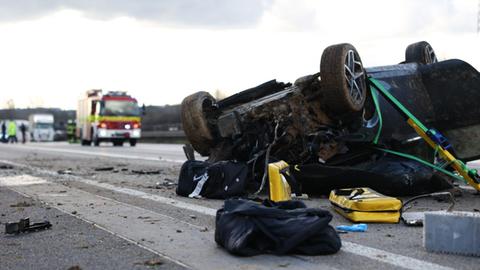 Bei einem Unfall auf der A5 starb ein Mensch. 