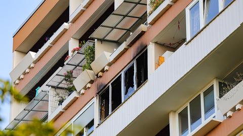 Die Fassade eines Wohnhauses, eine Wohnung iat ausgebrannt, Rußspuren an der Außenwand