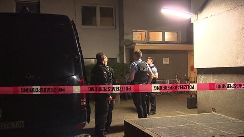 Einsatzkräfte am Tatort in Offenbach