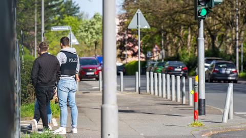 Polizisten am Fundort der Leiche in Wiesbaden