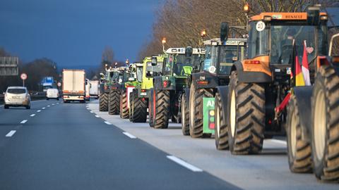 Zu Beginn dieser Woche: Landwirte fahren mit ihren Traktoren nach Wiesbaden. 