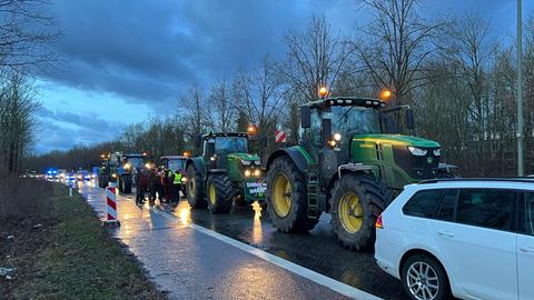 Autos, dazwischen Traktoren