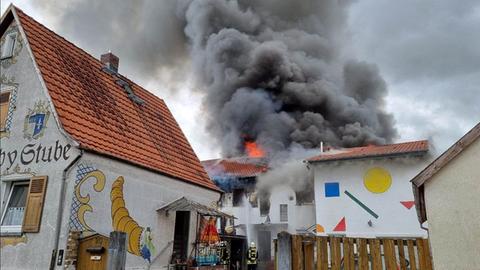 Ein Gebäude in trebur steht in Flammen