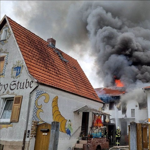 Ein Gebäude in trebur steht in Flammen