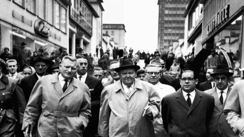 Ex-Bundeskanzler Ludwig Erhard läuft im Jahr 1964 über die Treppenstraße