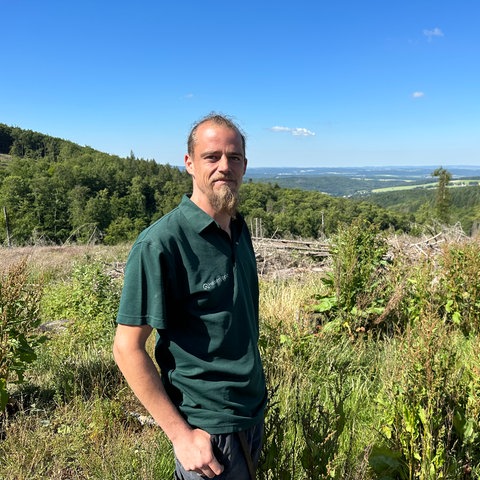 Förster Christian Kammergruber steht im Wald in seinem Revier Waldems