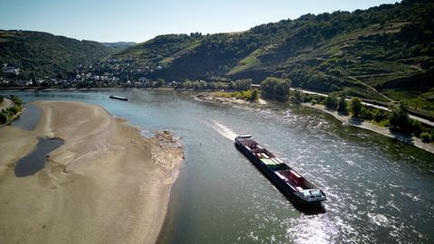 Sandbank in Fluss zu sehen wegen Trockenheit