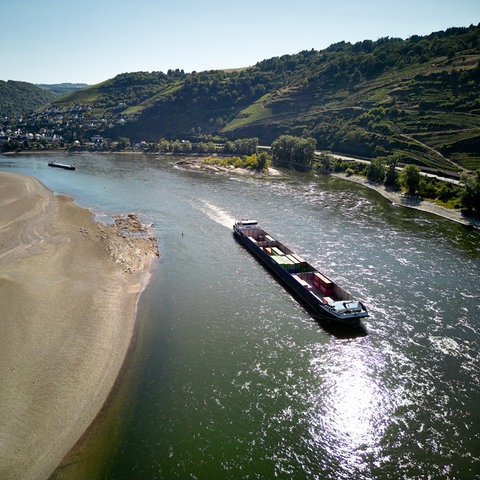 Sandbank in Fluss zu sehen wegen Trockenheit