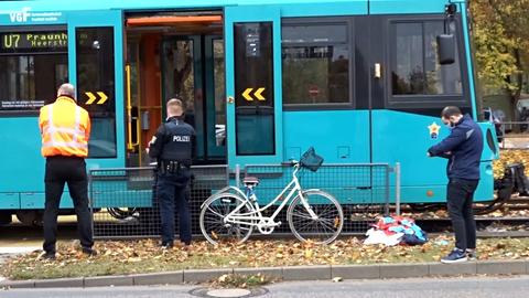 Polizisten stehen neben einer U-Bahn, im Vordergrund lehnt ein Fahrrad.