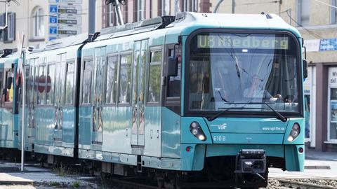 Die U-Bahn U8 mit der Aufschrift Riedberg am Kopfwagen.