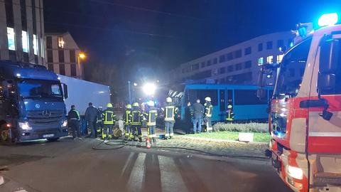 Lastwagen steht auf den Schienen einer U-Bahn-Strecke, Feuerwehrwagen im Vordergrund