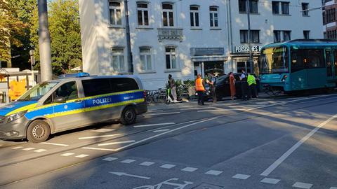 Offenbar hat es im Frankfurter Nordend einen Unfall mit der oberirdischen U-Bahn gegeben. 