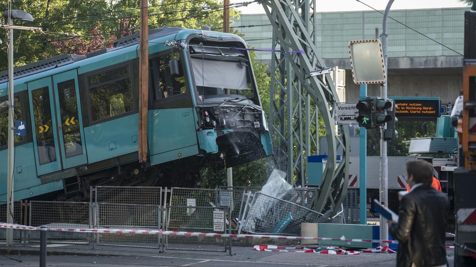 UBahn fährt über Prellbock zwei Verletzte hessenschau