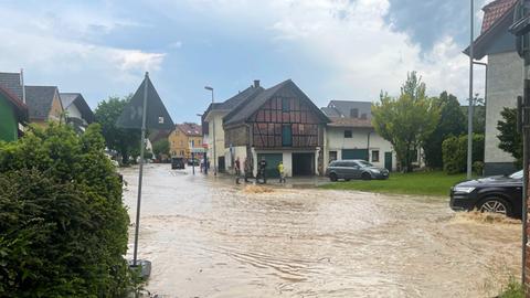 Überschwemmte Straße in Neu-Anspach-Westerfeld