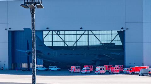 Verletzte aus der Ukraine kommen an Flughafen in Köln an