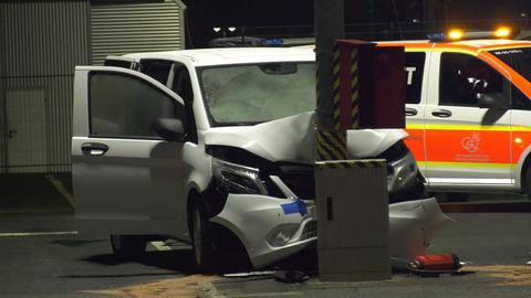 Das Auto ist gegen die Laterne geprallt.