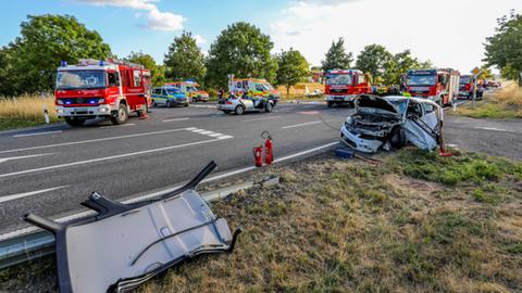 Das Auto liegt auf dem Dach. 