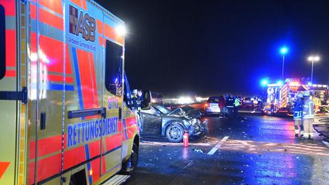 Unfallauto und Rettungswagen auf Autobahn