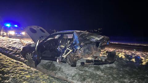 Das Auto des Fahrers wurde auf das Feld neben der L3208 geschleudert. 