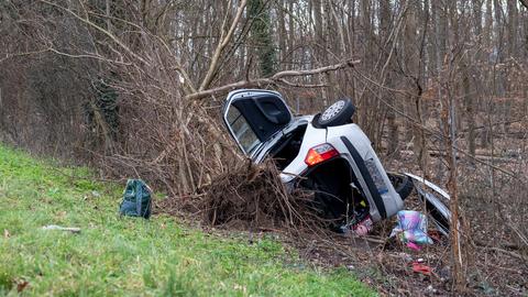 Das zerstörte Auto blieb auf dem Dach in einer Böschung liegen.