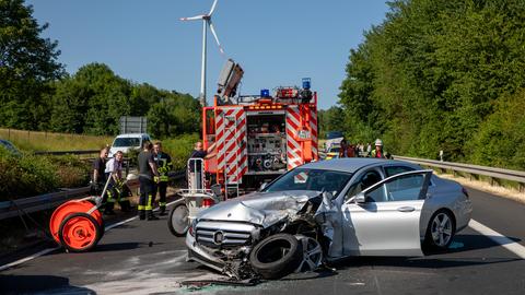 Ein Unfallauto, dahinter ein Feuerwehrauto