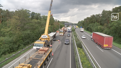 Der Schwertransporter war auf der A67 in Brand geraten.