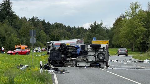 Trümmerteile liegen auf der B455 bei Oberursel (Hochtaunus).