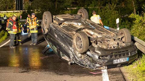 Bei dem Unfall auf der B43a bei Erlensee (Main-Kinzig) starb der Fahrer des Wagens.