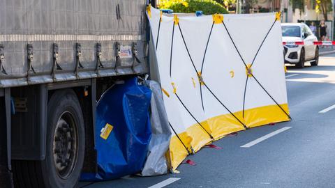 Der Unfallort in Offenbach: Die Fußgängerin wurde erfasst, als sie die Straße überqueren wollte.