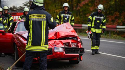 Bei dem Unfall wurde auch dieser Wagen, ein Pontiac Firebird, beschädigt. 