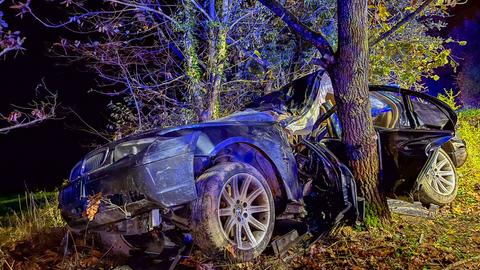 Der Wagen prallte gegen den Baum auf der Straße bei Wiesbaden. 