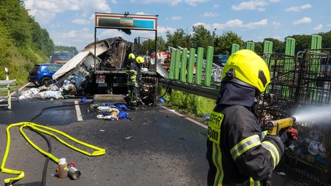 Aufräumarbeiten nach dem tödlichen Unfall auf der A66 bei Langenselbold.