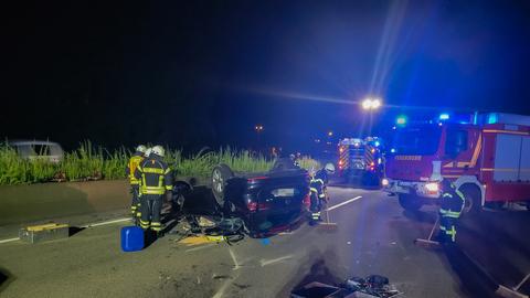 Das Auto überschlug sich nach dem Auffahrunfall und blieb auf dem Dach liegen.