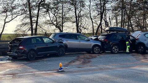 Mehrere ineinandergefahrene PKW stehen auf der linken Spur der A3.