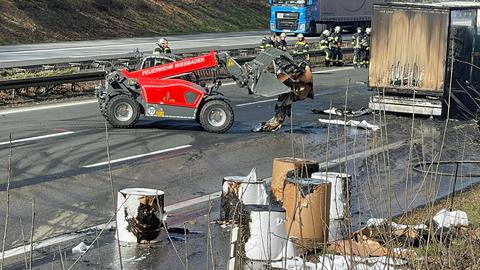 Ein mit Papier beladener Lkw war auf der A3 ausgebrannt.