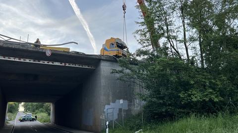 Mit dem Kran soll der 35 Meter lange Lkw geborgen werden.