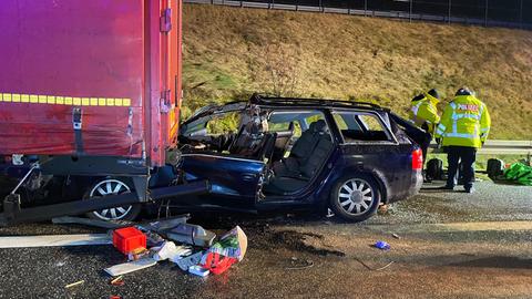 Ein Auto ist in einen Lkw gerast.
