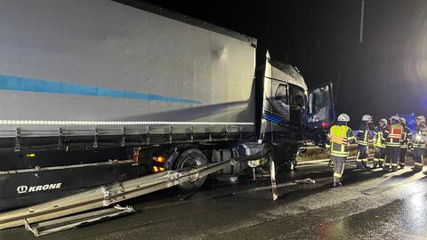 Unfall auf der A4: Eine abgelöste Schutzplanke hat sich um eine Lkw-Achse gewickelt