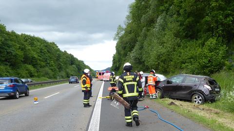 Einsatzkräfte an der Unfallstelle auf der A44