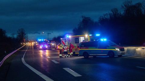 Bei einem Unfall auf A5 bei Grünberg fuhren am Freitag mehrere Autos aufeinander.