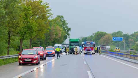 Rettungswagen und Polizei stehen an der abgesperrten Autobahn vor dem Unfallfahrzeug
