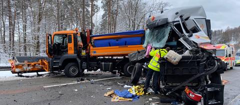 Zusammenstoß Streufahrzeug und Sattelschlepper A5