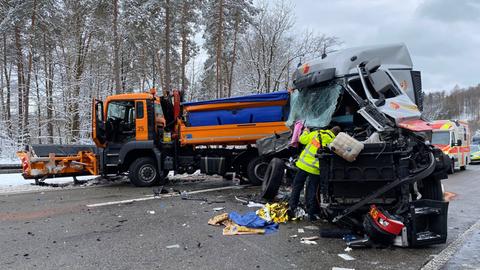 Zusammenstoß Streufahrzeug und Sattelschlepper A5