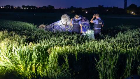 Nach der Kollision wurde der Wagen rund 60 Meter weit geschleudert und blieb auf dem Feld auf dem Dach liegen. 