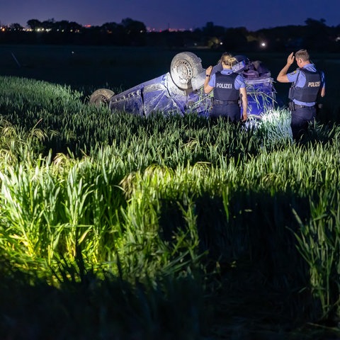 Nach der Kollision wurde der Wagen rund 60 Meter weit geschleudert und blieb auf dem Feld auf dem Dach liegen. 