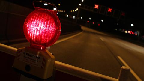 Sujetfoto: Eine rote Warnlampe auf einem gesperrten Autobahnabschnitt. 