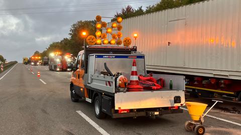 Kaputter Lkw rid von Kran auf Anhänger verfrachtet