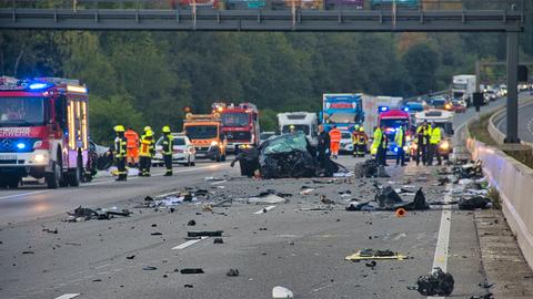 Auf der Autobahn 5 bei Friedberg liegen nach einem Unfall Trümmer herum